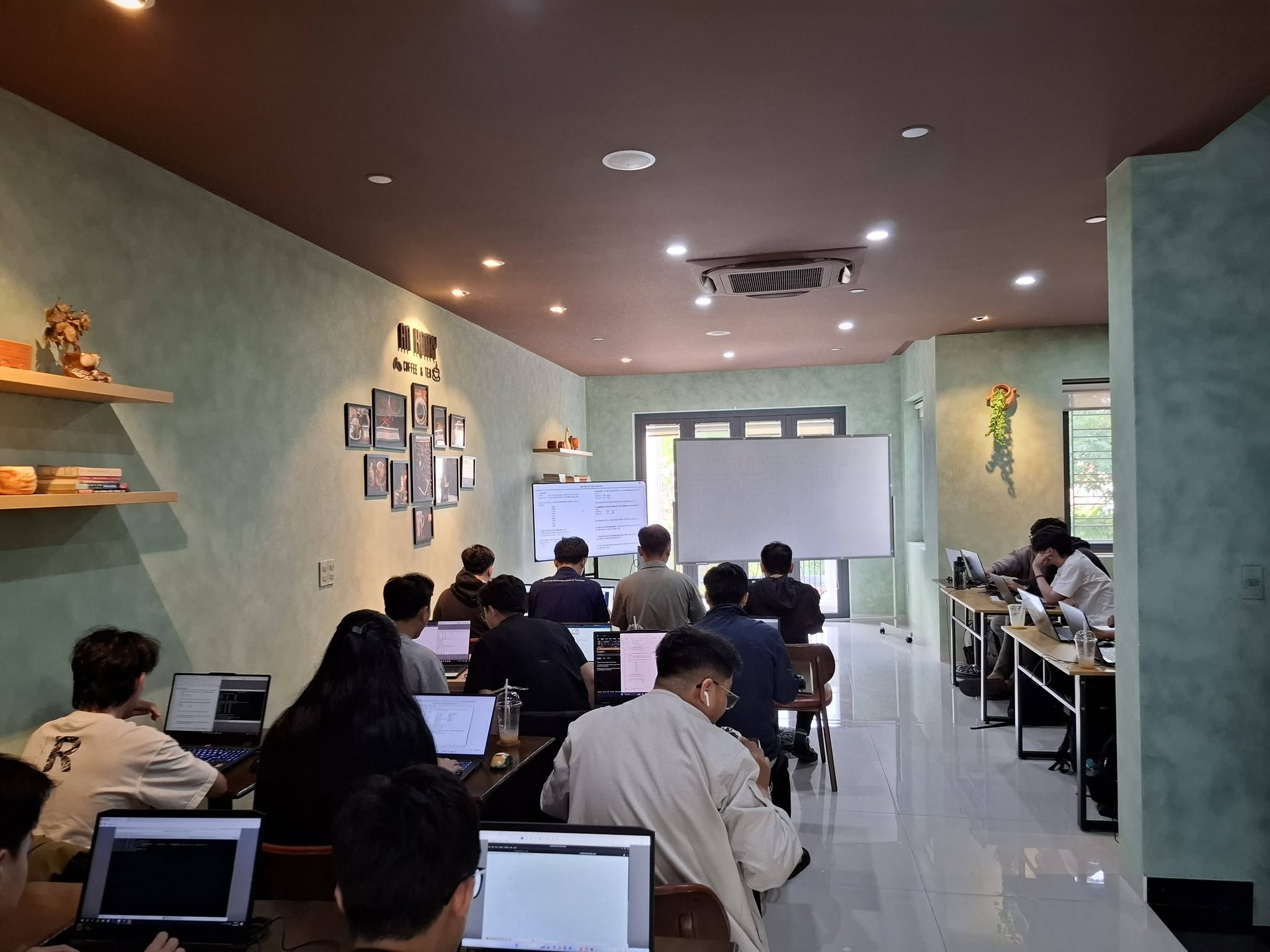 Học viên tham gia buổi học thiết kế vi mạch tại lớp