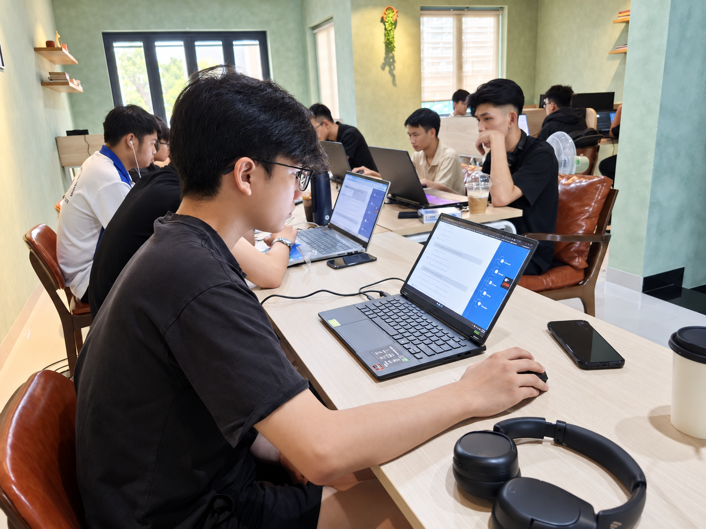 Học viên thực hành thiết kế vi mạch trên laptop