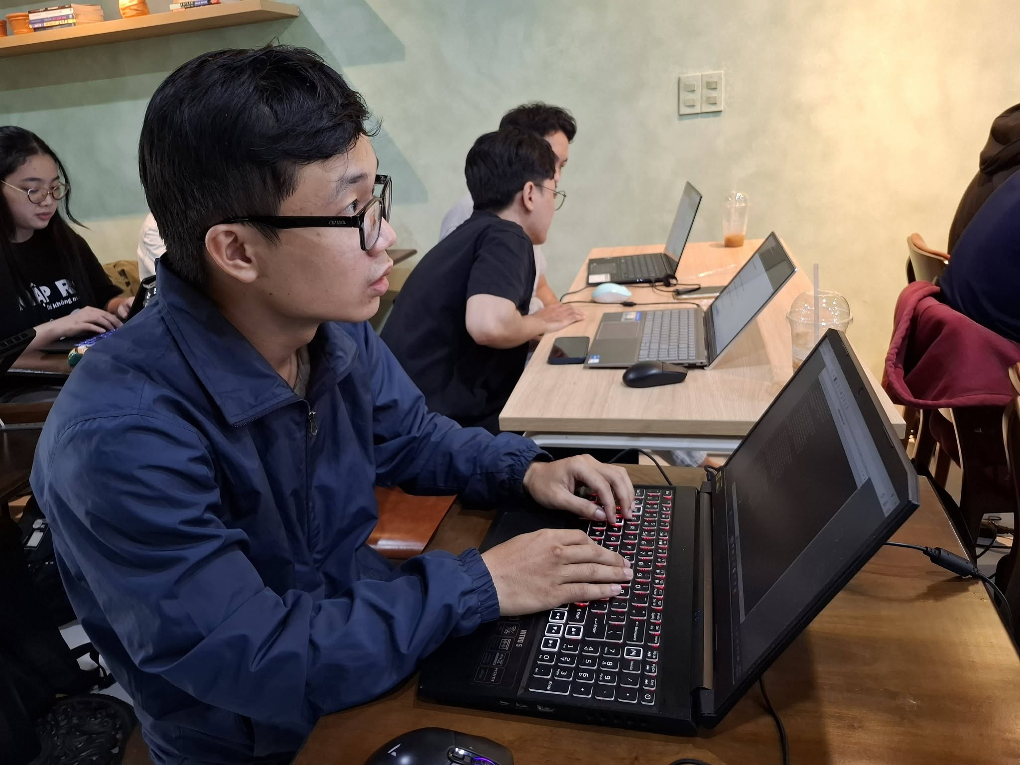 Học viên tập trung thực hành trên laptop