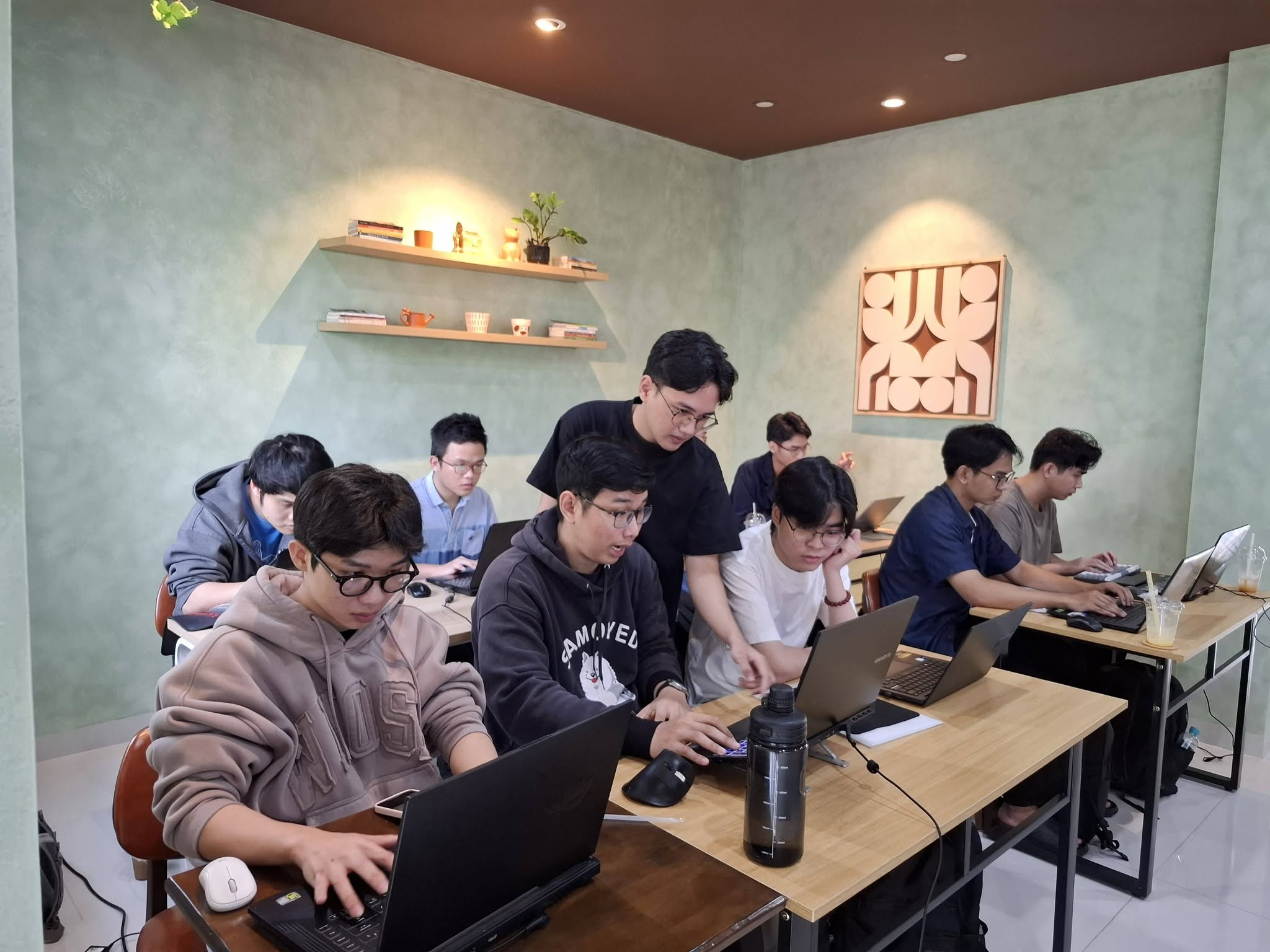 Nhóm học viên cùng làm bài thực hành thiết kế chip